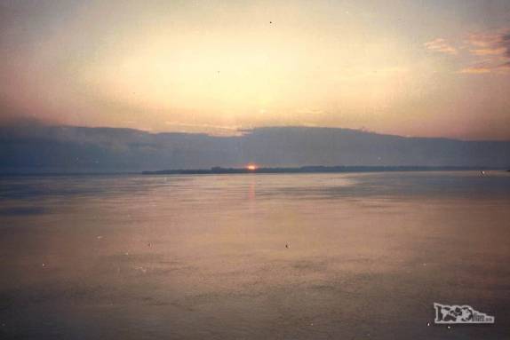 O sol nasce no rio Amazonas, durante nossa navegação entre Iquitos, no Peru, e Tabatinga, no Brasil (foto de Julho de 1990)